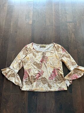Women’s Floral Bell-Sleeve Top in Cream and Pink
